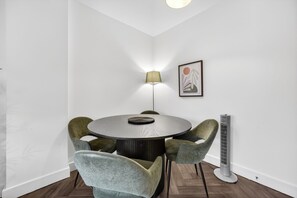 Leilighet, terrasse, utsikt mot innsjø | Spiseområde