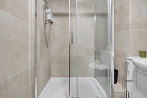 Douche, sèche-cheveux, serviettes fournies, savon