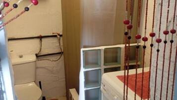 Dusch, handdukar och toalettpapper