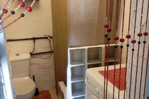 Douche, serviettes fournies, papier toilette