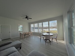 Living area - 3-bedroom house in amazing Huntsville with cool AC (Huntsville)