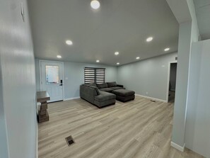 Living area - 3-bedroom house in amazing Huntsville with cool AC (Huntsville)