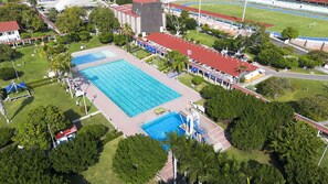 Camera familiare, vista giardino | Piscina | Piscina all'aperto