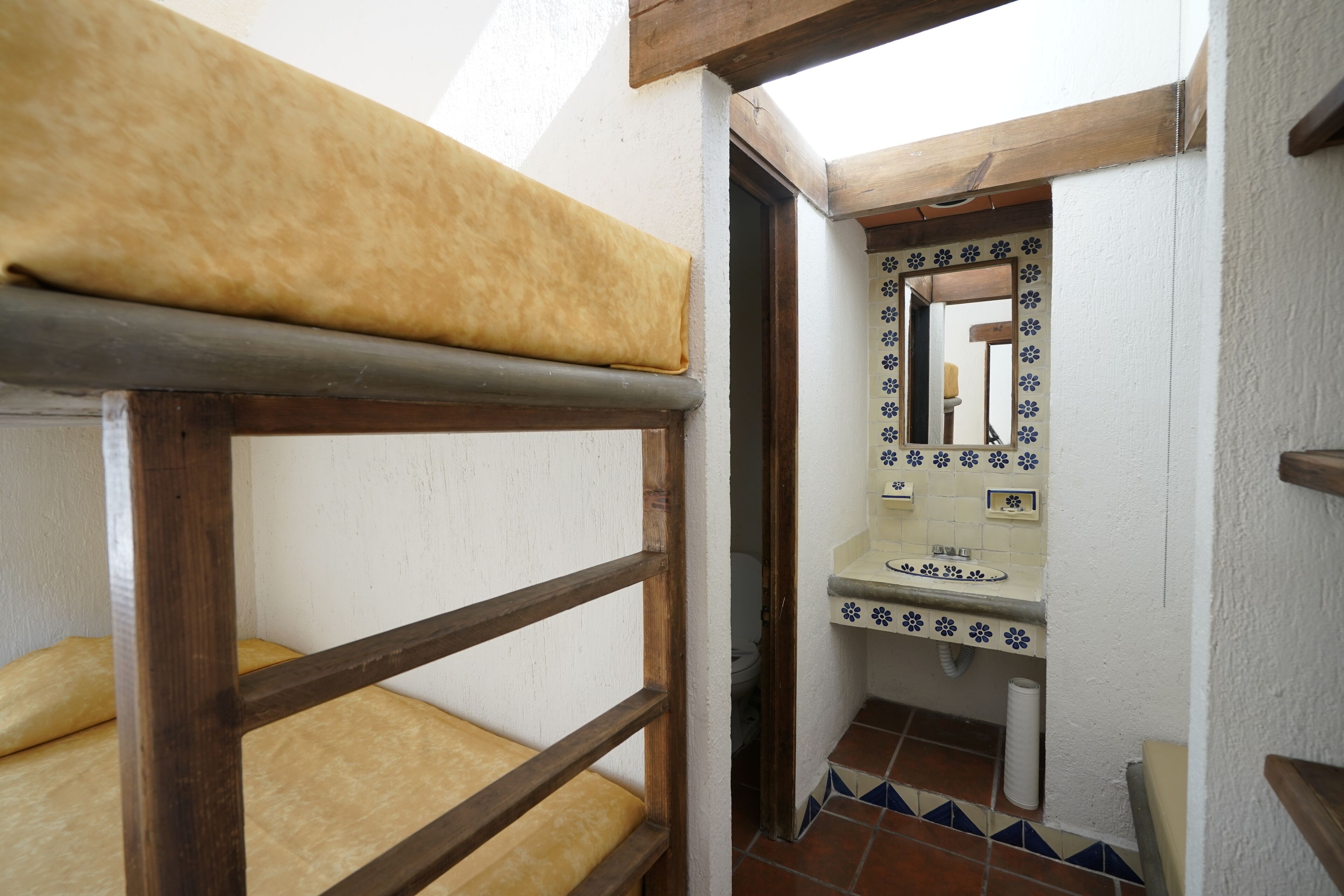 Cabaña estándar | Baño | Regadera, jabón, shampoo, papel de baño 