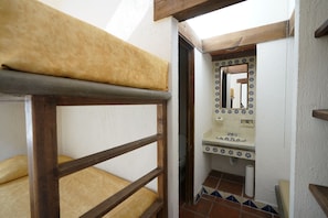 Cabana standard | Banheiro | Chuveiro, sabonete, shampoo, papel higiênico