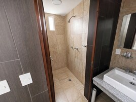 Ducha, toallas, jabón, shampoo