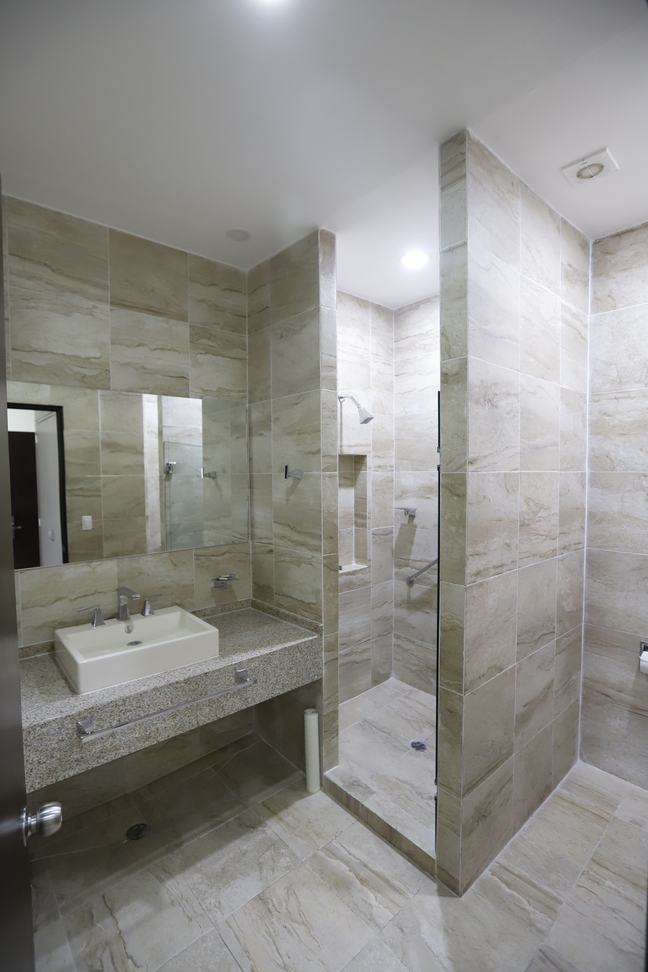 Suite | Baño | Ducha, toallas, jabón y champú
