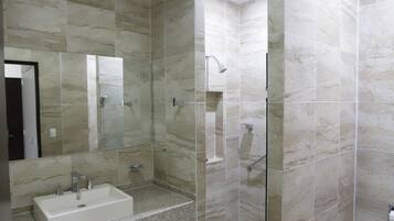 Suite | Baño | Ducha, toallas, jabón y champú