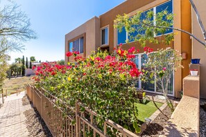 Property grounds - Spacious 2 Bed/2 Bath Townhome w/Patios + Views (Fountain Hills)