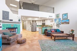 TV - Spacious 2 Bed/2 Bath Townhome w/Patios + Views (Fountain Hills)