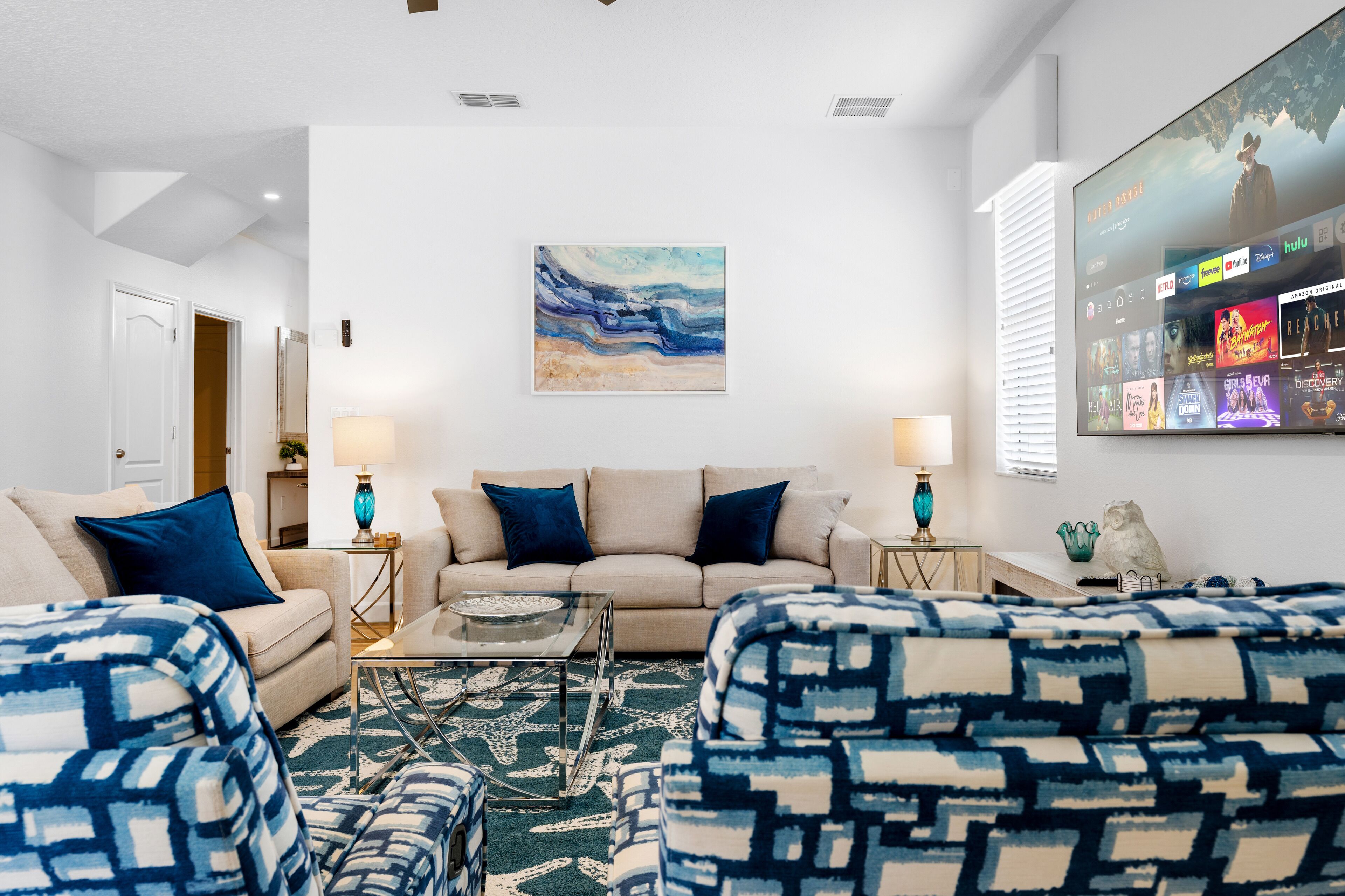 55 インチのスマートテレビ (デジタル放送視聴可)