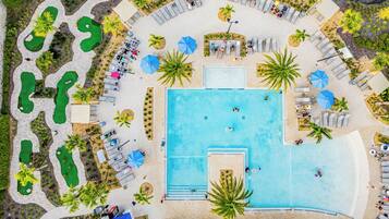 Utendørsbasseng og solsenger