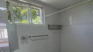 Dusche, Handtücher, Seife, Toilettenpapier