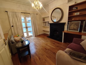 TV, fireplace - Welcoming 6-bedroom house in Dublin-IRELAND- perfect for families or group stays (Dublin)