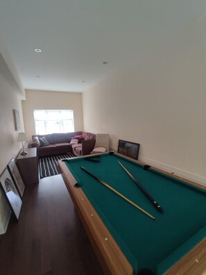 TV, fireplace - Welcoming 6-bedroom house in Dublin-IRELAND- perfect for families or group stays (Dublin)