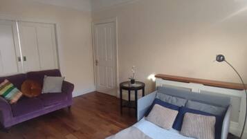 Iron/ironing board, Internet, bed sheets