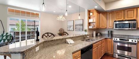 Réfrigérateur, four à micro-ondes, un four, surface de cuisson