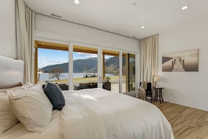 5 bedrooms, iron/ironing board, WiFi, bed sheets
