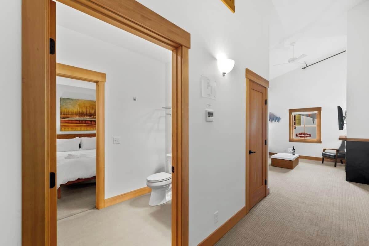 Shower, hair dryer, towels, shampoo