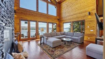 Télévision, cheminée, espaces bureaux