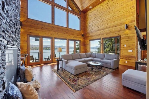 Lake access Private dock Panoramic views