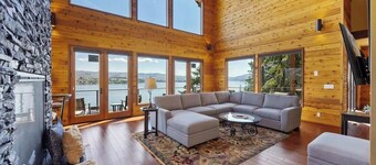 Lake access Private dock Panoramic views