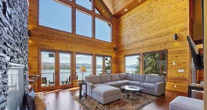 Lake access Private dock Panoramic views