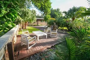 Terrace/patio - Musa House + Guest House (McAllen)