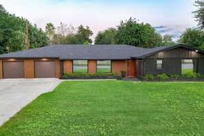 Exterior - Musa House + Guest House (McAllen)