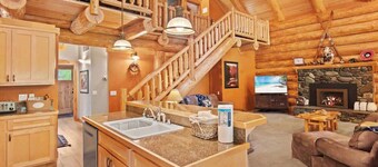Lodge-Mountain Views-Hot Tub-Sports Court