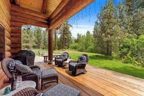 Outdoor dining - Private lodge with stunning mountain views (Leavenworth)