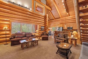 Televisión, chimenea y oficina 