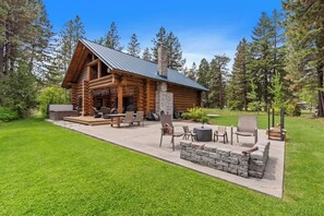 Outdoor dining - Private lodge with stunning mountain views (Leavenworth)
