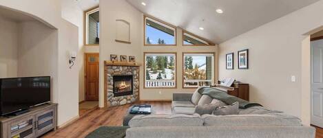 Televisión y chimenea