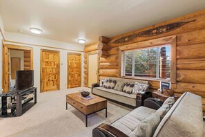 Una televisión, una chimenea, videojuegos