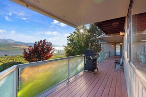 Property grounds - Secluded retreat with panoramic lake views (Manson)