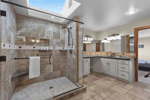 Een douche, een haardroger, handdoeken, shampoo