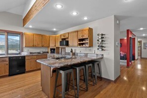 Fridge, microwave, oven, stovetop - Secluded retreat with panoramic lake views (Manson)