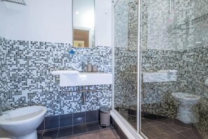 Regadera, secadora de cabello, bidet, toallas 