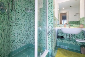 Dusche, Haartrockner, Bidet, Handtücher