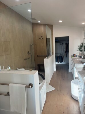 Een douche, een bubbelbad, een haardroger, handdoeken