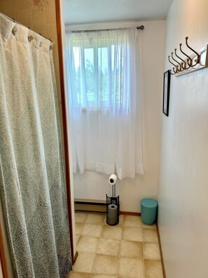 Bathroom - Cozy Guesthouse with Beautiful Mountain Views! (Ta Ta Creek)
