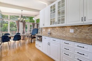 Interior - Luxury 3BR/3BA San Rafael Getaway • Decks & Views (San Rafael)