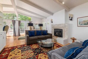 Smart TV - Luxury 3BR/3BA San Rafael Getaway • Decks & Views (San Rafael)