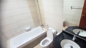 Secadora de cabello, toallas, jabón, papel de baño 