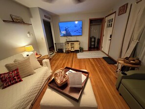 Silitysrauta/-lauta, Wi-Fi, vuodevaatteet