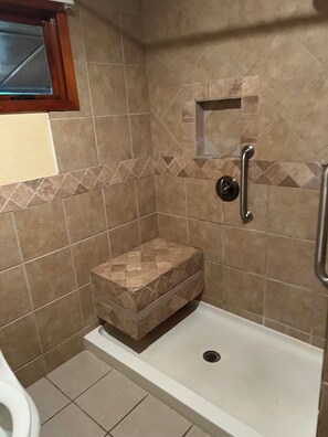Een douche, een haardroger, handdoeken, zeep