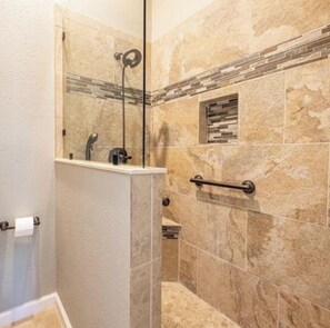 Shower, hair dryer, towels, soap - Waterfront key west style Coastal retreat/Near Beaches & Ellenton Outlets (Ellenton)