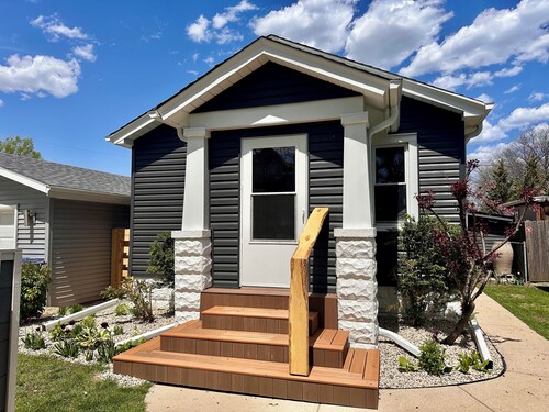Welcome to this adorable ranch in Bay View, featuring large fenced in backyard!
