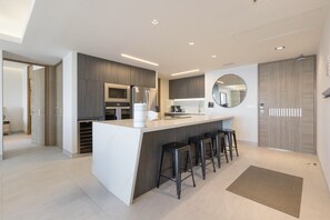 Fridge, microwave, oven, stovetop - NEW Sonoran Star Luxury condo 2BD, 2BA (Puerto Peñasco)